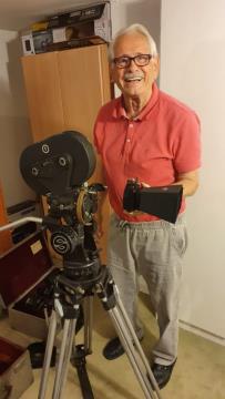 Joachim Gitt danes s snemalno opremo iz časa snemanja filmov o Winnetouju